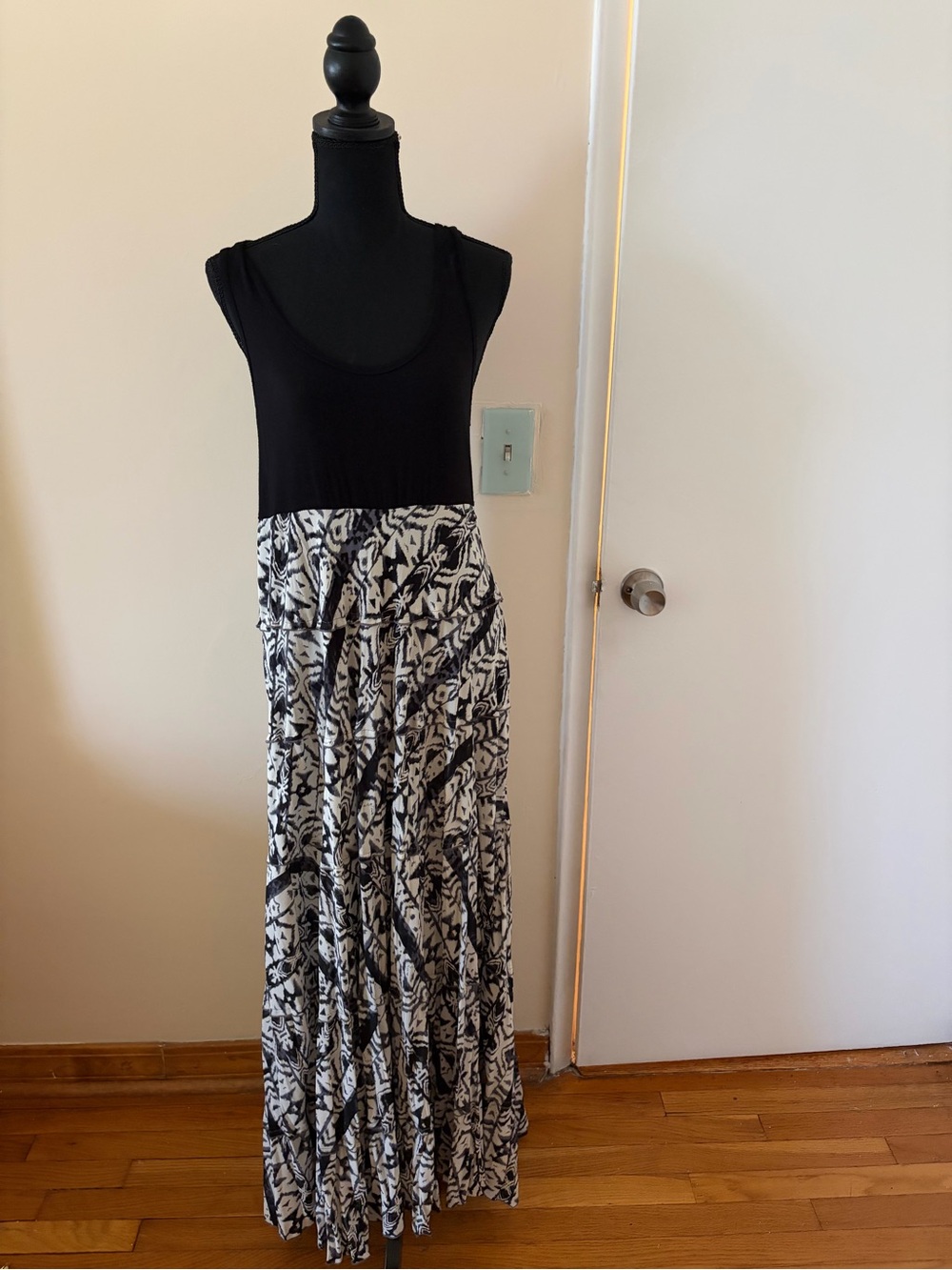 Karen Kane Black and White Printed Sleeveless Maxi Dress